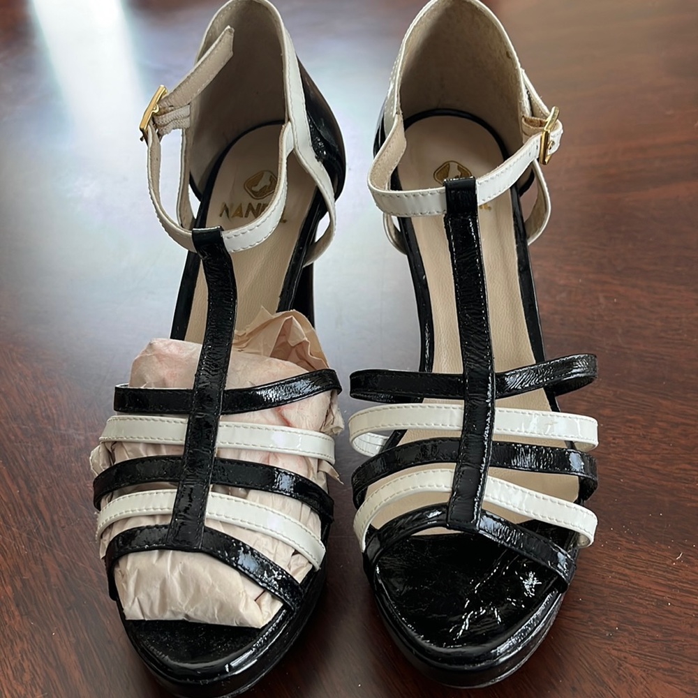 Nadil size 7 1/2 black & white sandal good condition